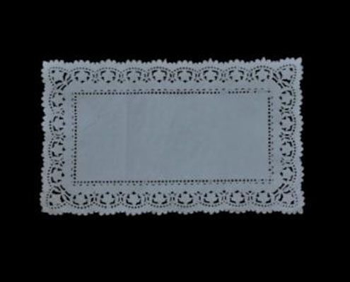 Szögletes tortacsipke - csipkepapír téglacsipke 18 x 30 cm